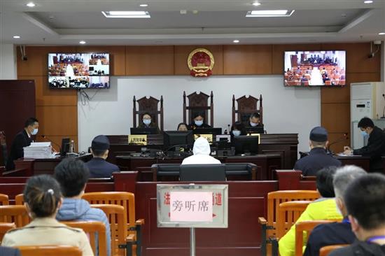 4月8日，柳州市柳北区人民法院公开开庭审理一起职务犯罪案件。 微信公众号@柳北法苑 图